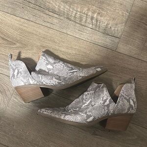 Stylish Gray Snake Print Ankle Boots